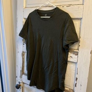 H&M long fit t-shirt. Good condition. No stains. No tears.